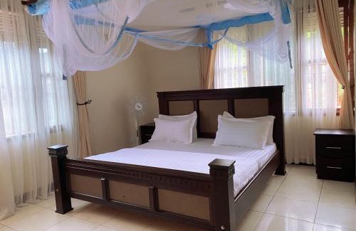 Entebbe Bed & Breakfast | HOTEL EMRA