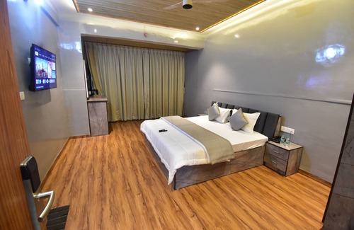 Khar Hotel | Hotel Evergreen