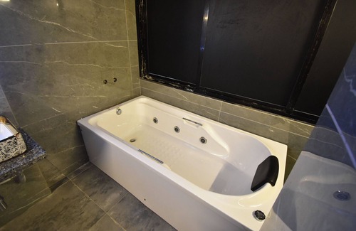 Khar Hotel | Hotel Evergreen