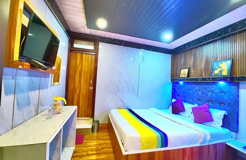 Mallital Hotel | Hotel Flatties Mall Road Nainital
