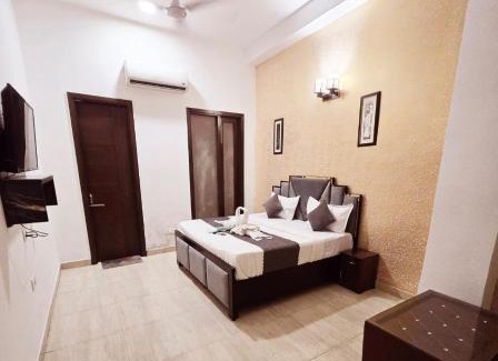 Sainik Farm Bed & Breakfast | Hotel Galaxy - IGNOU Road Saket