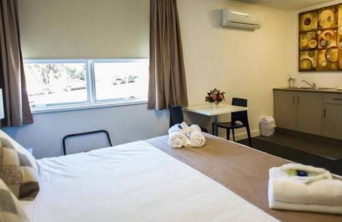 Parkes Hotel | Hotel Gracelands