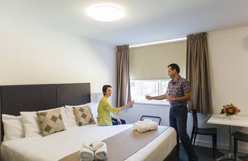 Parkes Hotel | Hotel Gracelands