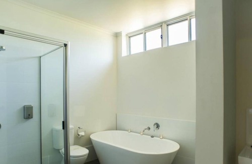 Parkes Hotel | Hotel Gracelands