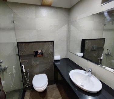 The Mall Road Hotel | Hotel Himalayan Club