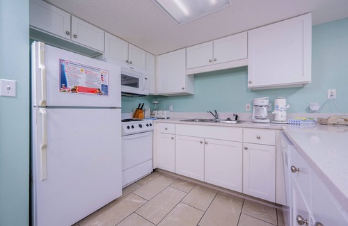 Gulf Shores Condo | HOTEL in Gulf Shores on the BEACH! FREE Wifi - Full Kitchen - Bunks