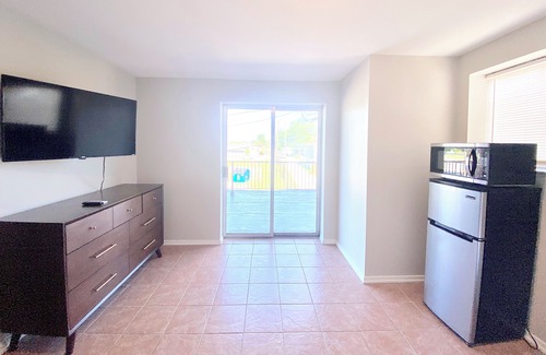 Lawrence Apartment | Hotel Indy Balcony Room