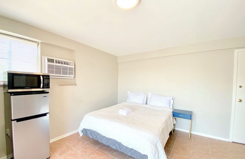 Lawrence Apartment | Hotel Indy Balcony Room