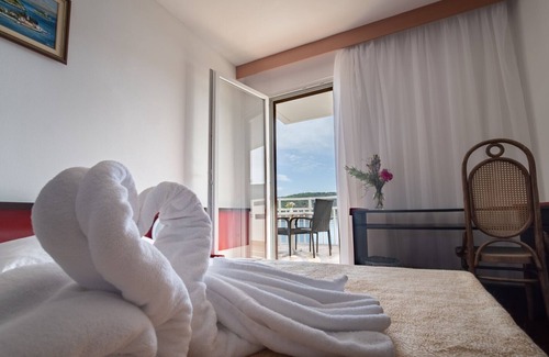 Cove Rogacic House | Hotel Issa - Double Room Sea View 24
