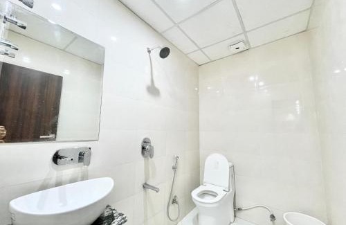 Varanasi Hotel | HOTEL LAXMI VILLAS ! Varanasi ! लक्ष्मी विलास లక్ష్మి విలాలు fully-Air-Conditioned hotel at prime location with Parking-wifi-LIFT availability, near Kashi Vishwanath Temple, and Ganga ghat