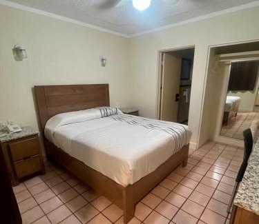 Avenida Revolucion Hotel | Hotel León