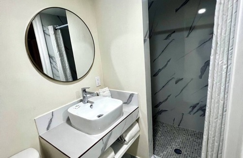 Avenida Revolucion Hotel | Hotel León