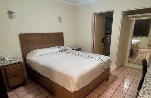 Avenida Revolucion Hotel | Hotel León