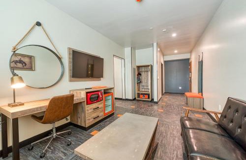 Newhall Hotel | Hotel Lexen Newhall & Santa Clarita - Near Six Flags Magic Mountain