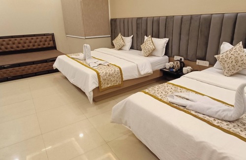 Mathura Hotel | Hotel Madhavam