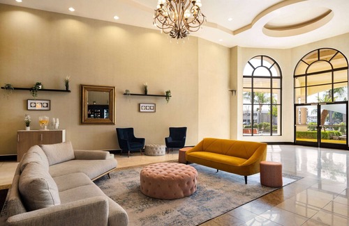 Anaheim Resort Hotel | Hotel Marguerite Anaheim/Garden Grove, Trademark Collection by Wyndham