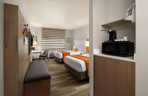 Anaheim Resort Hotel | Hotel Marguerite Anaheim/Garden Grove, Trademark Collection by Wyndham