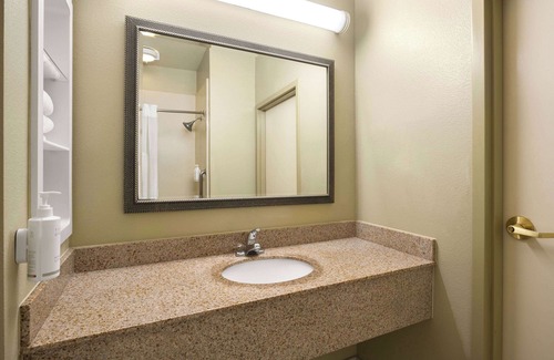 Anaheim Resort Hotel | Hotel Marguerite Anaheim/Garden Grove, Trademark Collection by Wyndham