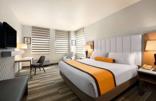 Anaheim Resort Hotel | Hotel Marguerite Anaheim/Garden Grove, Trademark Collection by Wyndham