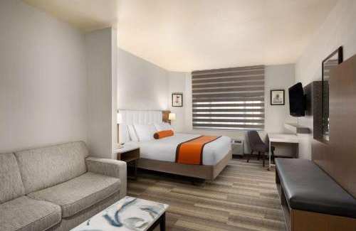 Anaheim Resort Hotel | Hotel Marguerite South Anaheim - Garden Grove, Trademark Collection by Wyndham