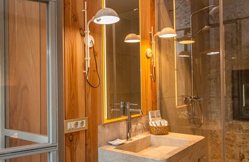 Avinyonet de Puigventos Hotel | Hotel Mas Bosch 1526