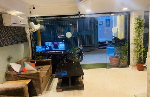Mahipalpur Extension Apartment | Hotel Metro Tower