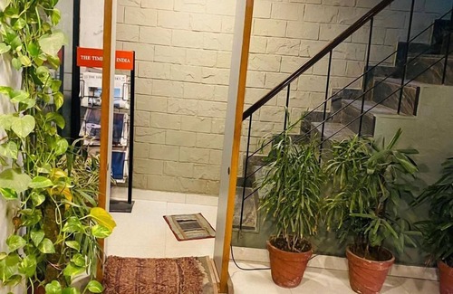Mahipalpur Extension Apartment | Hotel Metro Tower