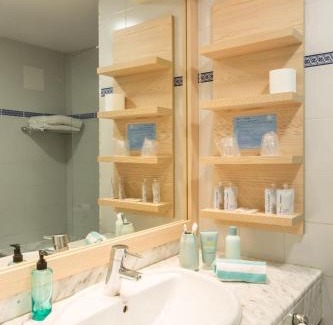 Santa Margarida Hotel | Hotel Monterrey Roses by Pierre & Vacances
