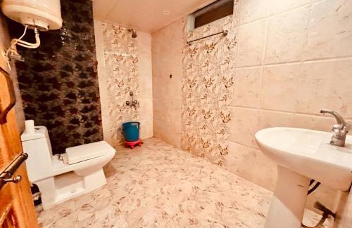 New Manali Hotel | Hotel New Hadimba Palace Inn - Mountain View with Premium Rooms Near Mall Road , Manali