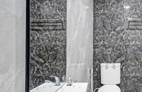 Lhokseumawe Hotel | Hotel O Wisma Kuta Karang Baru