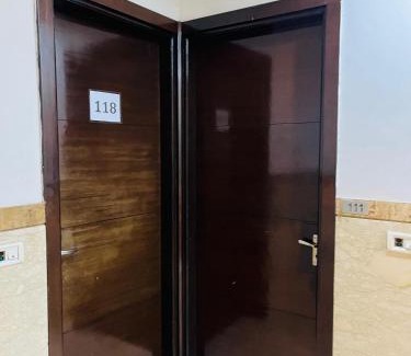 Hauz Khas Village Hotel | Hotel Paradise - Near 1 Min Walk in Nizamuddin Railway Station