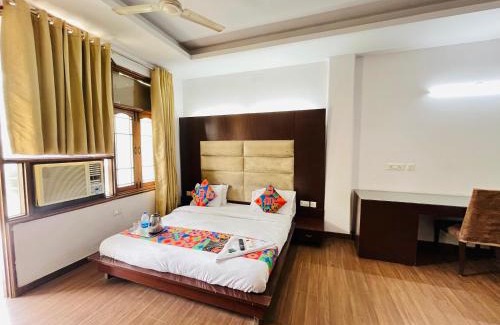 Hauz Khas Village Hotel | Hotel Paradise - Near 1 Min Walk in Nizamuddin Railway Station