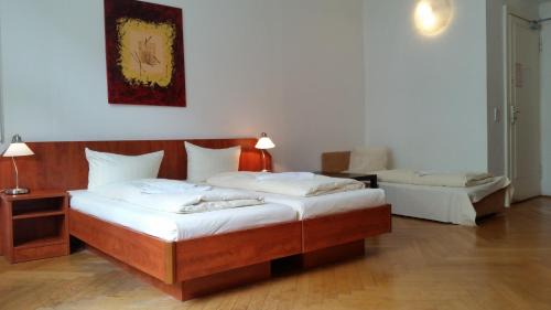 West Berlin Centre House | Hotel Pension Kima