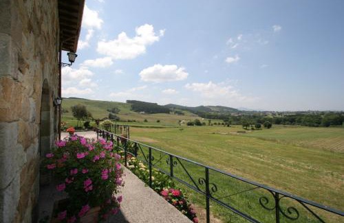 Galizano Hotel | Hotel "Posada de Cantabria EL SOLAR" -Cenas típicas y Gintonic- Bar -Terraza panorámica