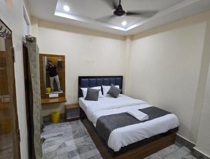 The Mall Road Hotel | Hotel Premium RUDRA GUEST HOUSE ! Varanasi, Near Kashi Vishwanath Temple And Ganga Ghat, Fully Air conditioned & Spacious Room - Prime Location BEST HOTEL IN VARANASI