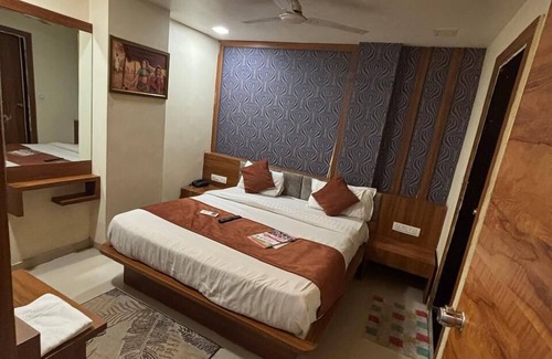 Vadodara Hotel | Hotel Red Rose