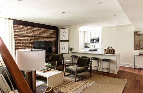 Charleston Historic District Apartment | Hotel Richemont Pinckney Suite