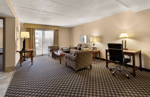 North Olmsted Hotel | Hotel RL Cleveland Airport West