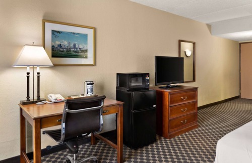 North Olmsted Hotel | Hotel RL Cleveland Airport West