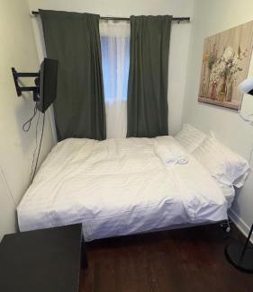 Coquitlam House | Hotel Room 2