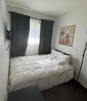Coquitlam House | Hotel Room 2