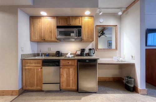 Crested Butte Apartment | Hotel Room in the Base Area, Indoor/Outdoor Pool & Hot Tub!