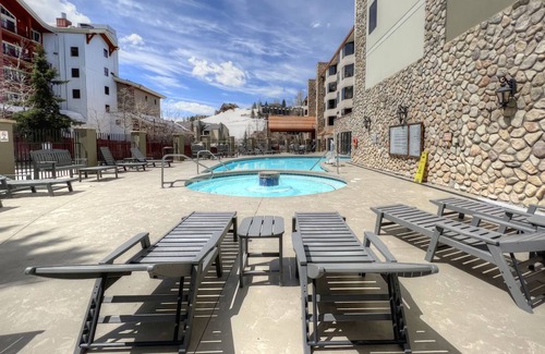 Crested Butte Apartment | Hotel Room in the Base Area, Indoor/Outdoor Pool & Hot Tub!