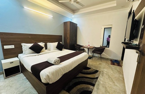 Mahipalpur Extension Hotel | Hotel S R Palace Unit BY Urban Luxury