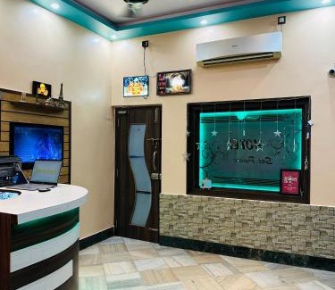 Mahmoorganj Hotel | HOTEL SAI PALACE P.G. HOUSE