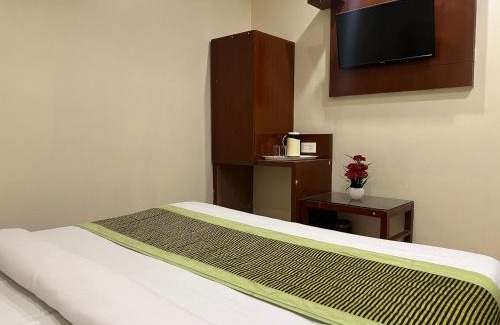 Old Delhi House | Hotel Sapphire Dlx 50 Meter From New Delhi Railway Station