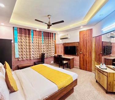 Jangupura Extension Hotel | Hotel Satwah Home Stay Just 10 Minute Away From Nizamuddin Railway Station