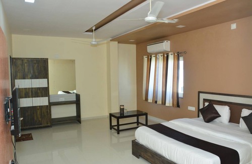 Abu Road Hotel | Hotel Savera Palace
