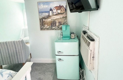 Beach Haven House | Hotel style room 300' from beach