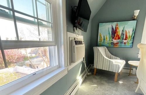 Beach Haven House | Hotel style room 300' from beach
